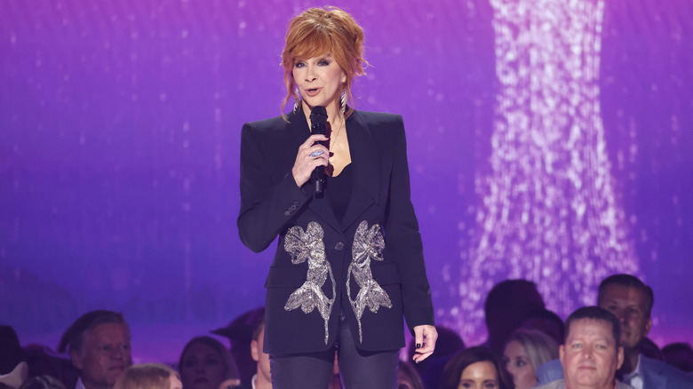 Reba McEntire se produit dans une tenue violette