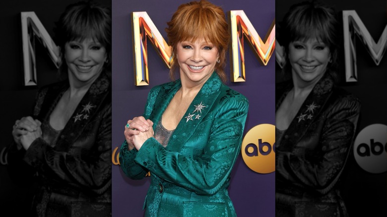 Reba McEntire posant dans une tenue verte