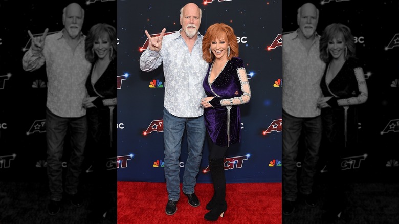 Reba McEntire et son petit ami Rex Linn posant sur le tapis rouge