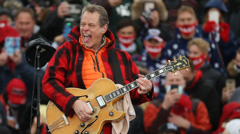 Ted Nugent se produisant lors d'un rassemblement électoral de Donald Trump