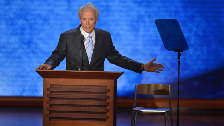 Clint Eastwood montrant une chaise vide à la Convention nationale républicaine