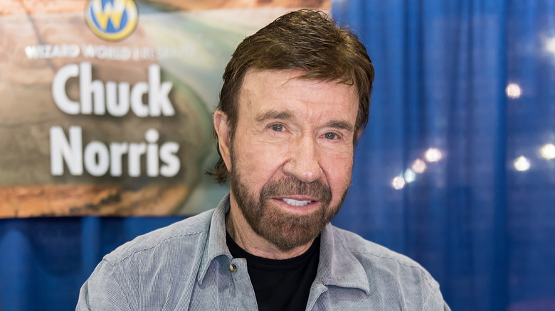 Chuck Norris signe des autographes lors d'une convention de fans