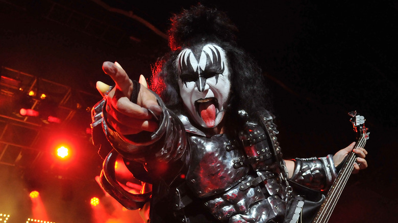 Gene Simmons joue avec KISS