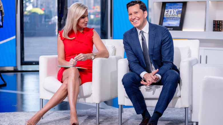 Ainsley Earhardt assise et portant une robe rouge courte