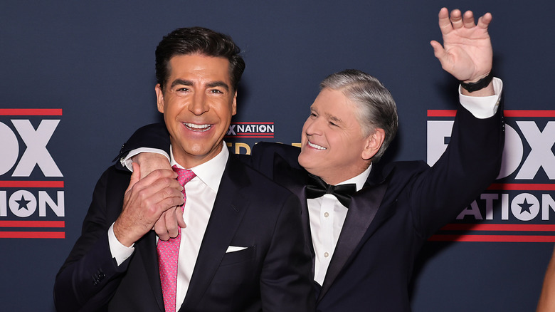 Jesse Watters et Sean Hannity posant avec d'immenses sourires