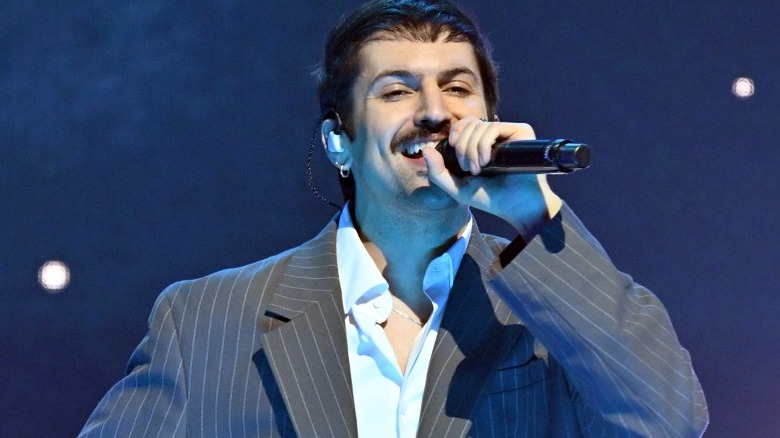 Mitch Grassi sur scène pendant Hallelujah ! C'est une tournée de Noël (2024)