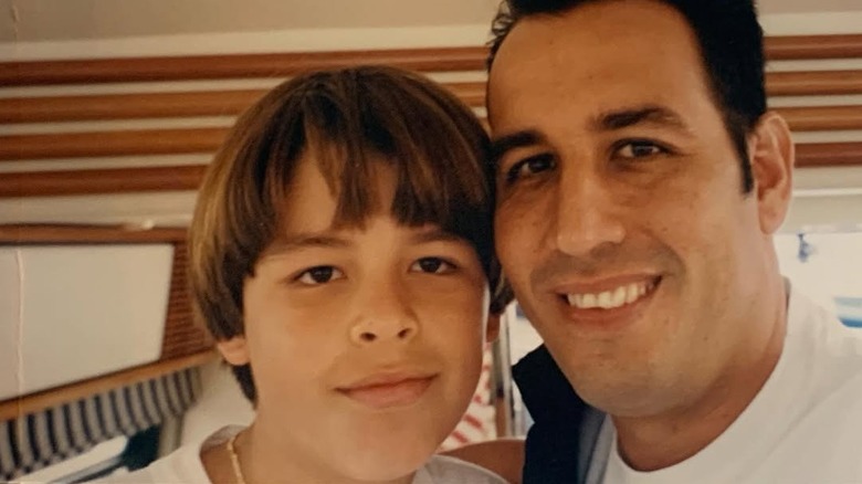 Le jeune Manolo Gonzalez Vergara pose avec son père