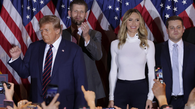 Donald, Eric et Lara Trump posant