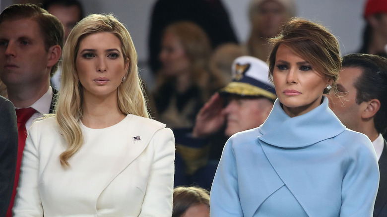 Ivanka Trump et Melania Trump assises lors de l'investiture présidentielle de 2016