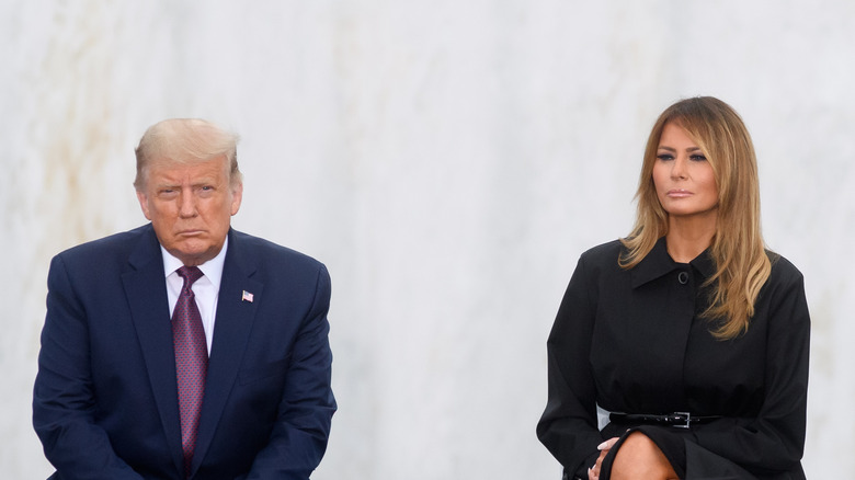 Donald Trump et Melania Trump assis à l'événement