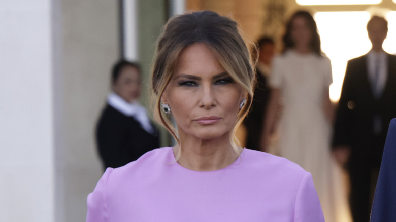 Melania Trump à Mar-a-Lago plissant les yeux