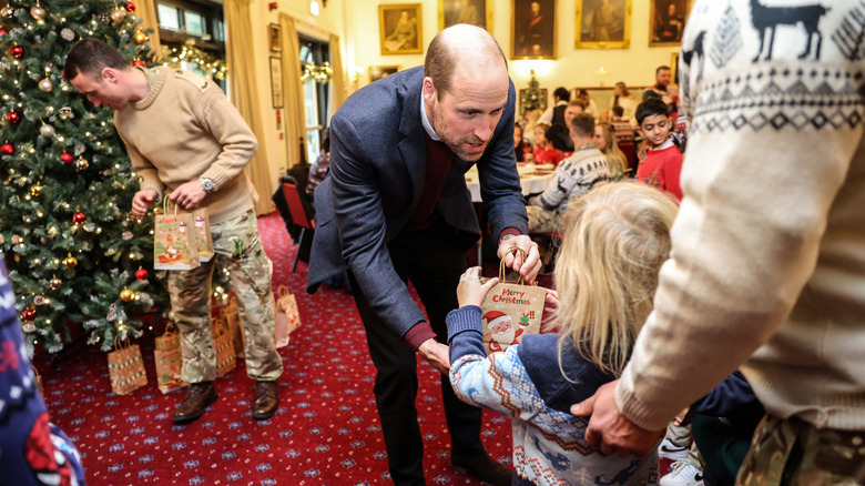 Le prince William offre un cadeau à un enfant