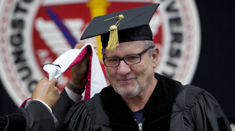 Ed O'Neill reçoit un diplôme