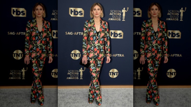 Jennifer Landon portant un tailleur-pantalon à imprimé fleuri aux SAG Awards 2022