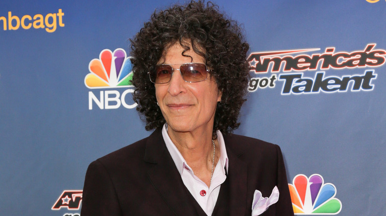 Howard Stern costume noir cheveux bouclés