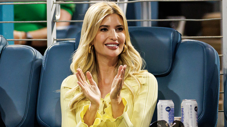 Ivanka Trump applaudit lors d'un match de tennis.