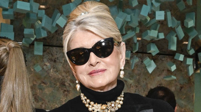 Martha Stewart posant dans une tenue inspirée de Breakfast at Tiffany's.