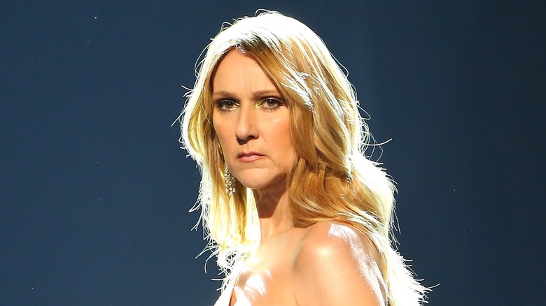 Céline Dion cheveux longs blonds