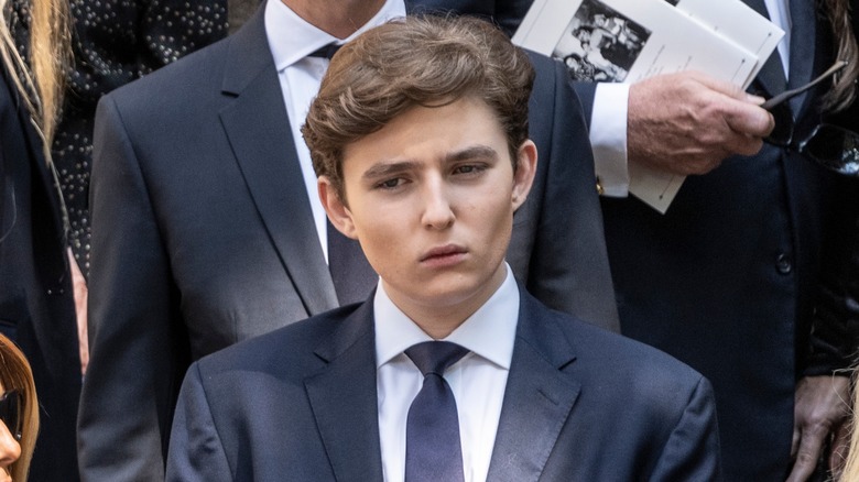 Barron Trump debout