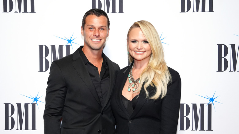 Miranda Lambert et Brendan McLoughlin assortis en noir aux BMI Country Awards