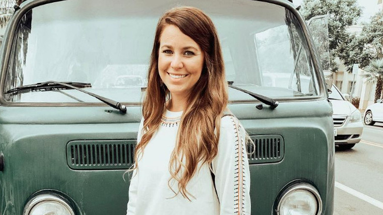 Jana Duggar souriante devant une camionnette