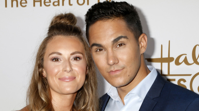 Alexa et Carlos PenaVega à la fête de Noël Hallmark