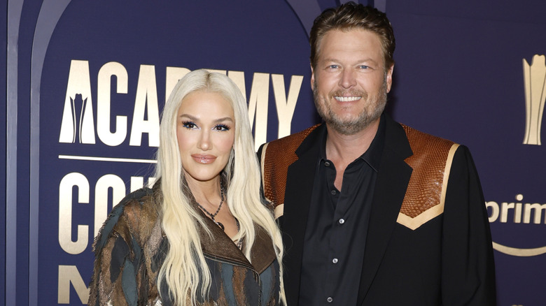 Gwen Stefani et Blake Shelton portent des vestes garnies de cuir aux ACM Awards