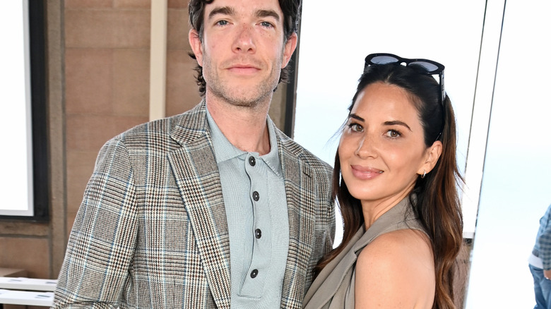 John Mulaney et Olivia Munn souriants