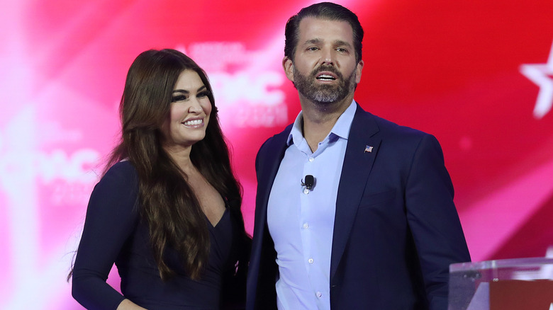 Kimberly Guilfoyle et Donald Trump Jr. souriants