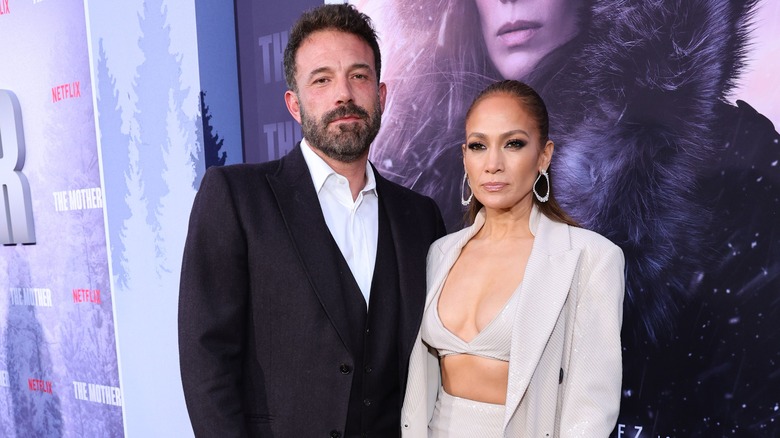 Ben Affleck et Jennifer Lopez posant