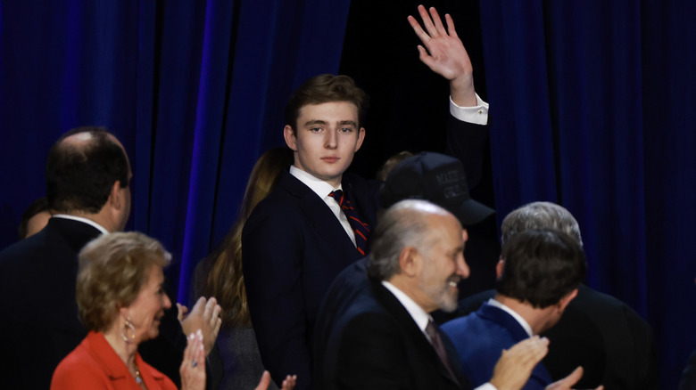 Barron Trump salue ses partisans le soir des élections