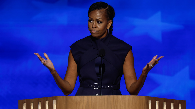 Michelle Obama les bras tendus