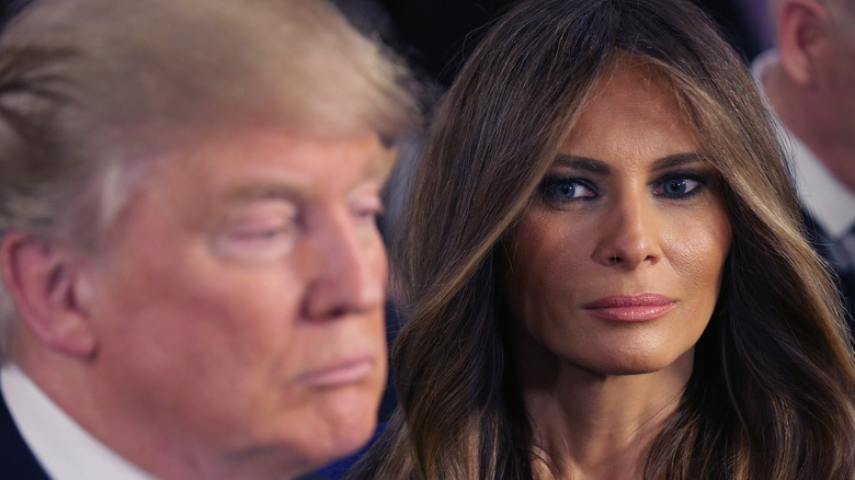 Melania Trump regarde fixement alors que Donald Trump est au premier plan