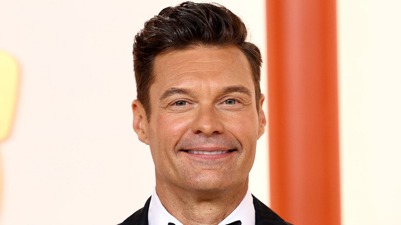 Ryan Seacrest sourit en smoking