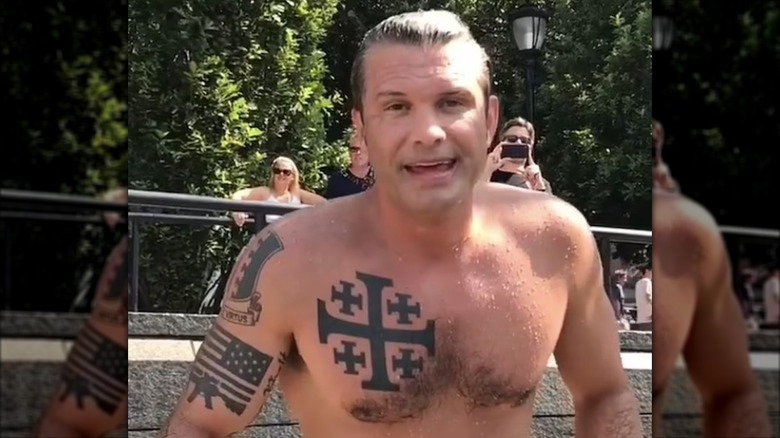 Pete Hegseth torse nu et ses tatouages