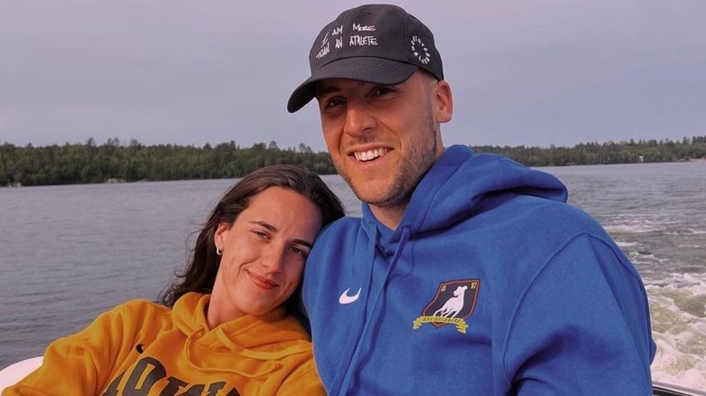 Caitlin Clark et Connor McCaffery posent ensemble sur un bateau