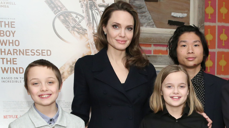 Angelie Jolie posant avec Knox, Vivienne et Pax Jolie-Pitt.