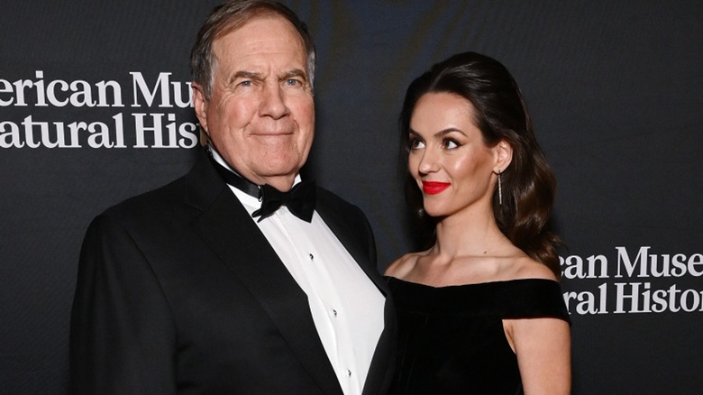 Bill Belichick et Jordon Hudson assistent au gala du Musée américain d'histoire naturelle à New York (2024)