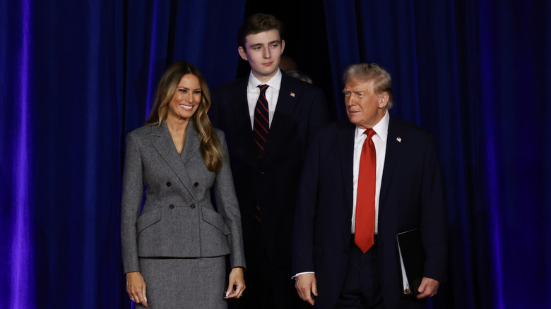 Barron Trump derrière Melania et Donald Trump