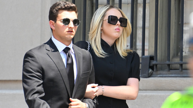 Michael Buolos et Tiffany Trump marchant