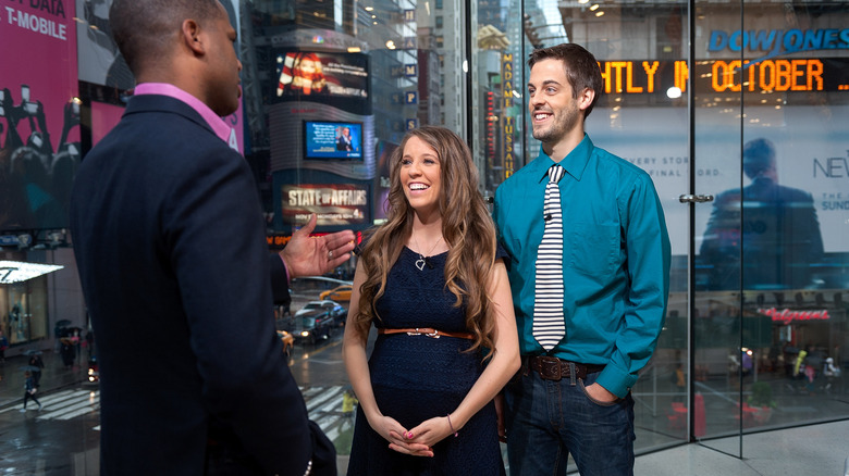 Jill Duggar et son mari Derick Dillard font une interview télévisée à Times Square