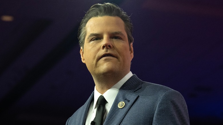 Matt Gaetz portant un costume et fronçant les sourcils