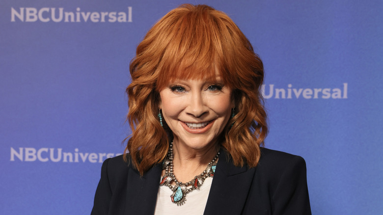 Reba McEntire souriante et portant des bijoux turquoise