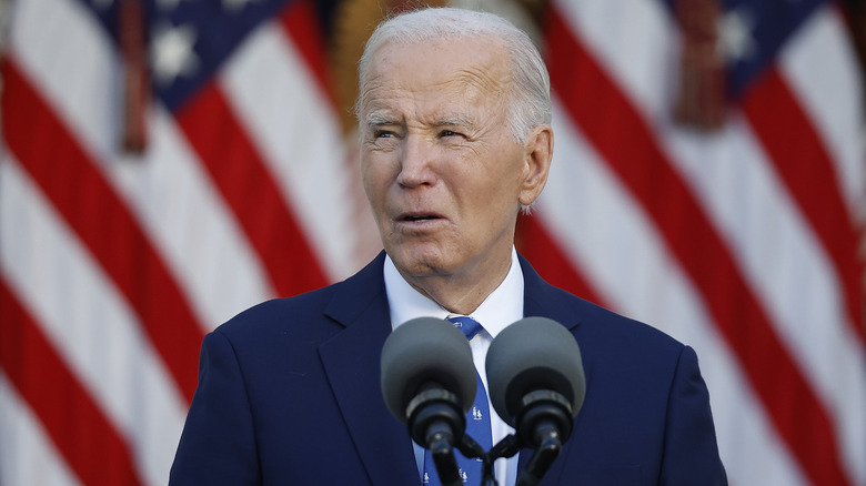 Joe Biden a l'air confus devant un podium