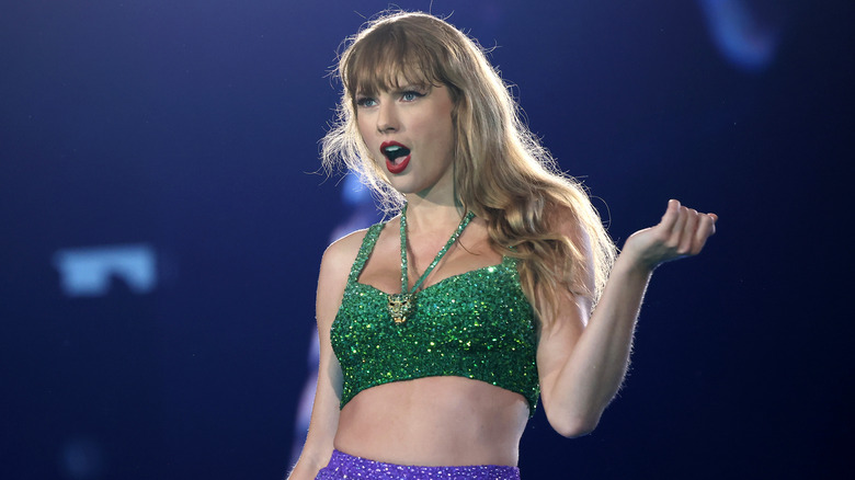 Taylor Swift avec une expression choquée