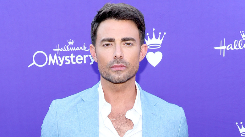 Jonathan Bennett porte un blazer bleu