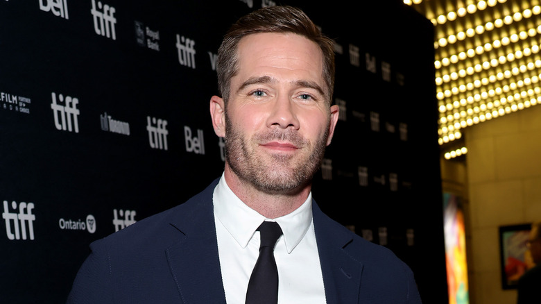 Luke Macfarlane portant une cravate noire