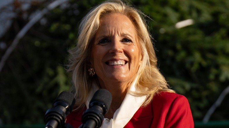 Le Dr Jill Biden accueille l’arbre de Noël officiel de la Maison Blanche à Washington, DC (2024)