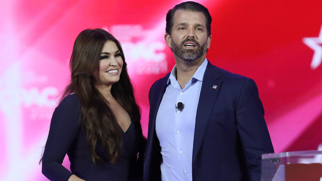 Kimberly Guilfoyle met Photoshop de côté et montre le père de Don Jr. dans toute sa splendeur