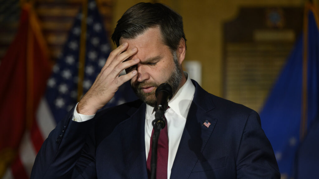 La nouvelle coupe de cheveux étrange de JD Vance fait ressembler le combover de Donald Trump à une œuvre d'art